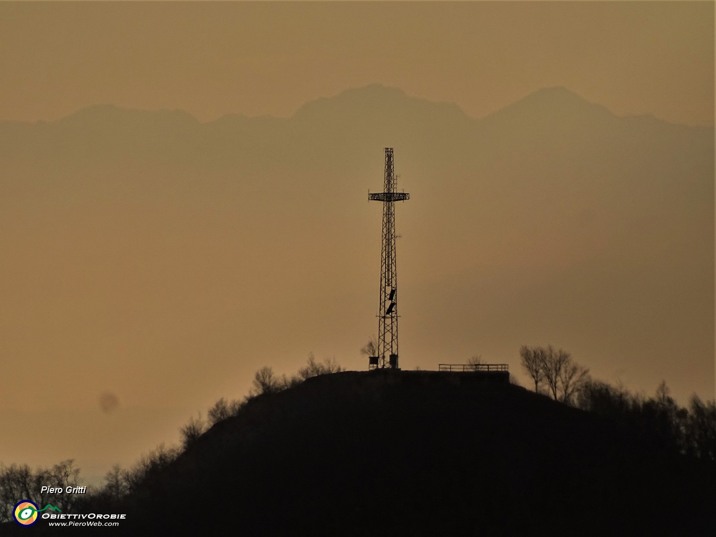 44 Zoom sulla croce del Canto Alto (1146 m).JPG